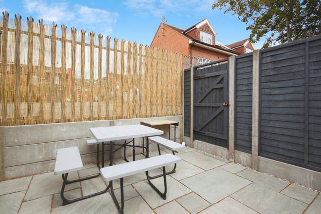 Newly redecorated modern house Main Photo