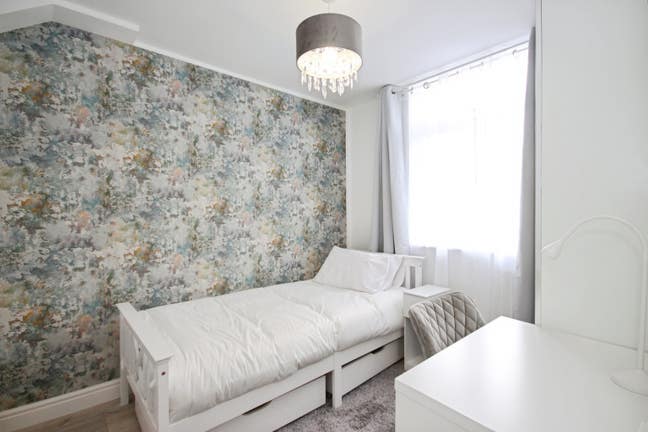 Newly redecorated modern house Main Photo