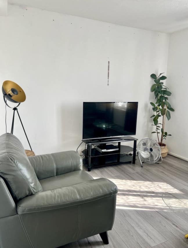 Cozy Double Room Available in East London Main Photo