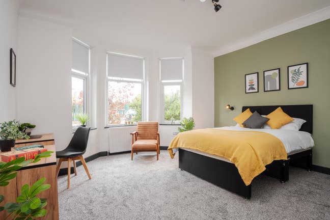 1 Large, Double  En Suite  Room Available in L9! Main Photo