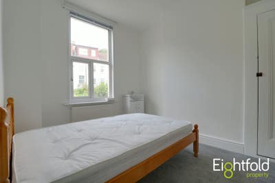 Room in a beautiful Victorian town house Main Photo