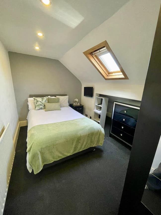 Clean Comfortable Room in Great LE3 Location! Main Photo