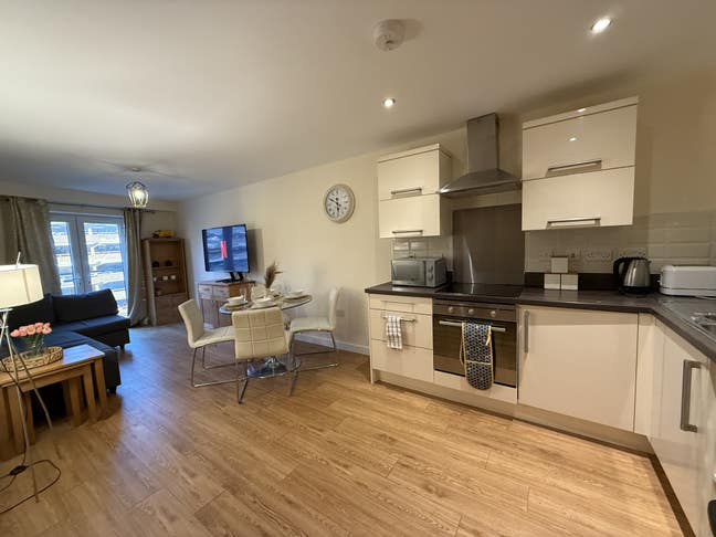 Modern & Stylish 2-Bedroom Flat – Prime Location  Main Photo
