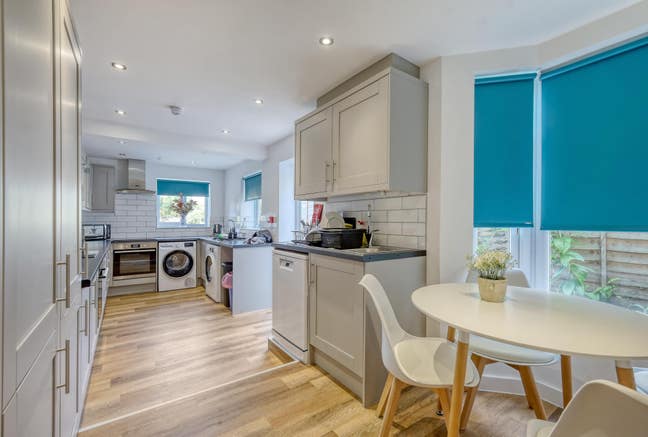 St Leonard’s Road, SS1 - Furnished En-Suite Room Main Photo