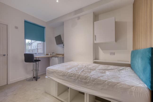 St Leonard’s Road, SS1 - Furnished En-Suite Room Main Photo