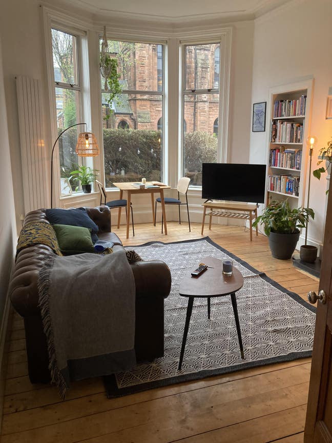 Room in lovely flat beside Queens Park  Main Photo