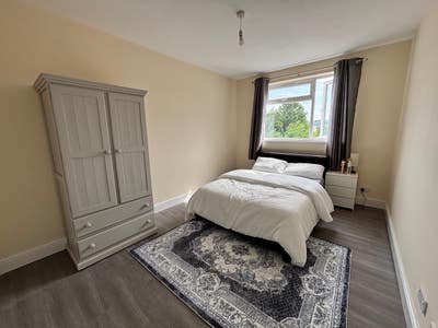 Bright and spacious En suite room  Main Photo