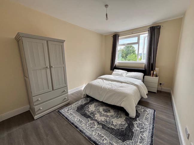 Bright and spacious En suite room  Main Photo