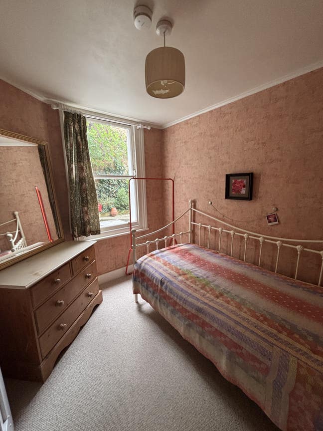 Lovely single room to rent Monday-Friday  Main Photo