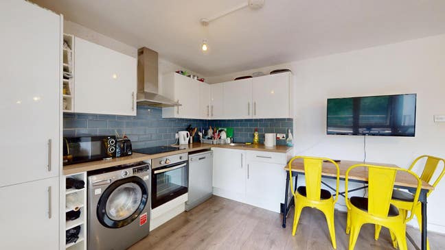 ✨ Lounge + Balcony Access – Cosy Rooms All In! Main Photo
