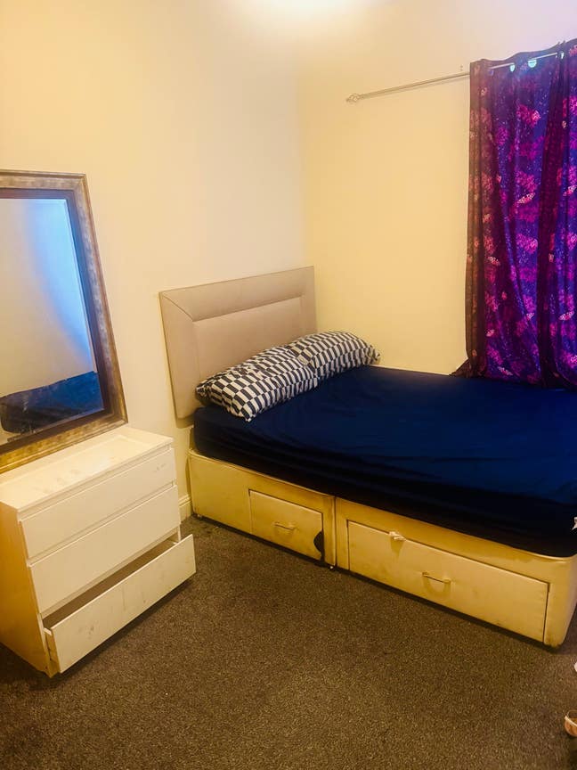 A room in Rochdale  Main Photo