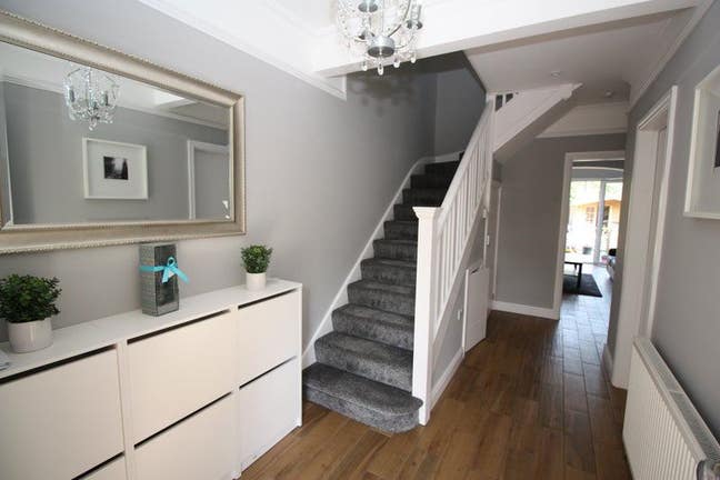 Double En-suite room in a modern house Main Photo
