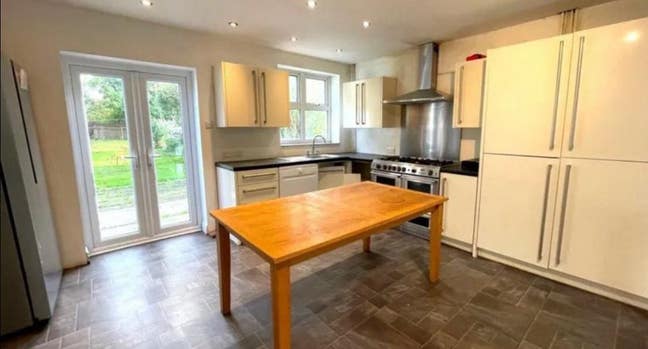 A bills excluded shared accommodation with 6 rooms Main Photo