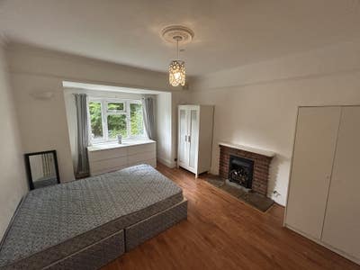 3 Rooms Available in a Large House Main Photo
