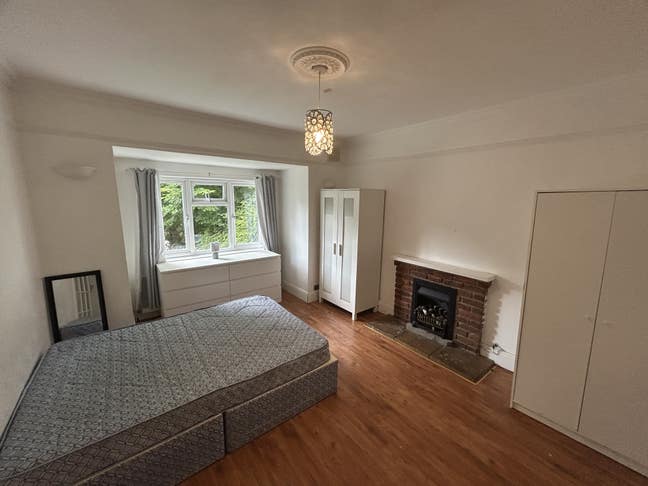 3 Rooms Available in a Large House Main Photo