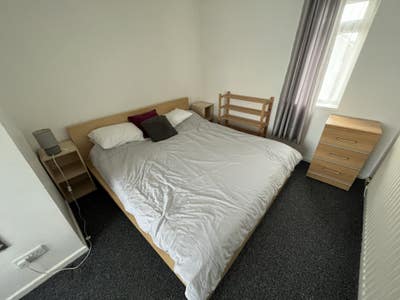 En-suite room within a female household available  Main Photo