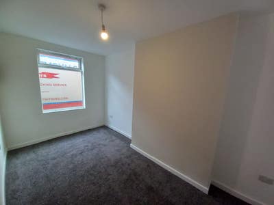 Spacious one-bedroom flat located on Norton Street Main Photo