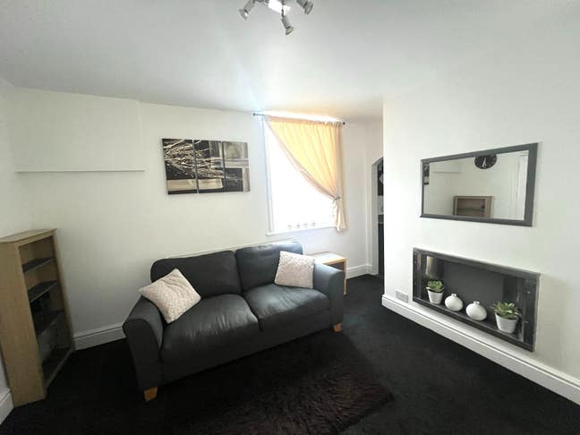 1 Bed Flat - No Deposit - Some Bills Included Main Photo