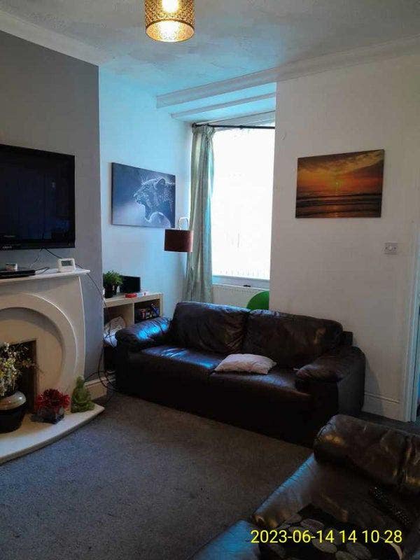 1 Double Room for a Great Price - St Helens! Main Photo