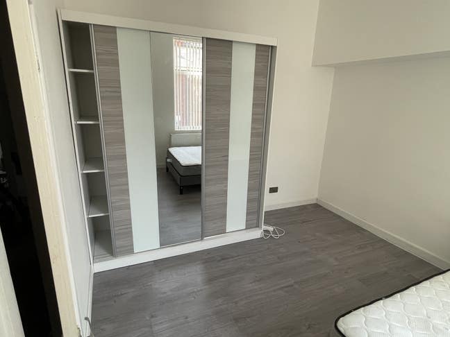 Spacious, furnished double room for rent Main Photo