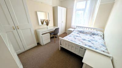 ✨ Calm, Spacious Double Room – Near Wilmslow Rd Main Photo