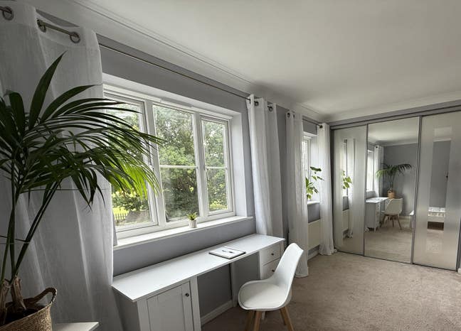 Quiet, modern, spacious double bedroom Main Photo