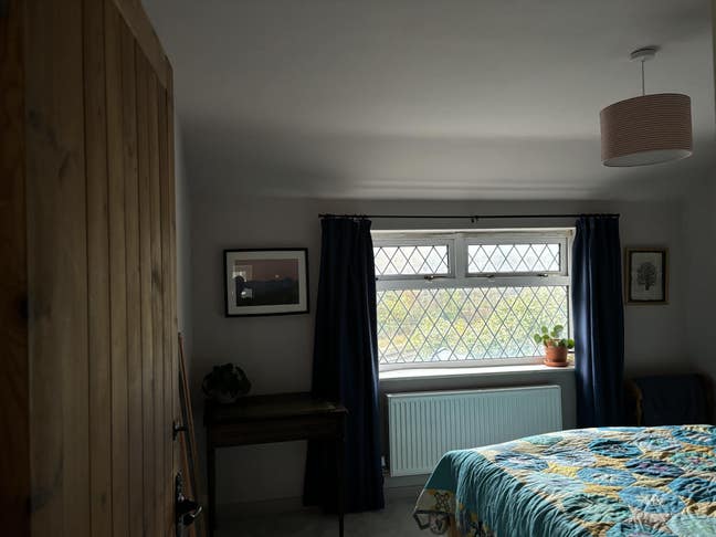King size room & private bathroom in family home Main Photo