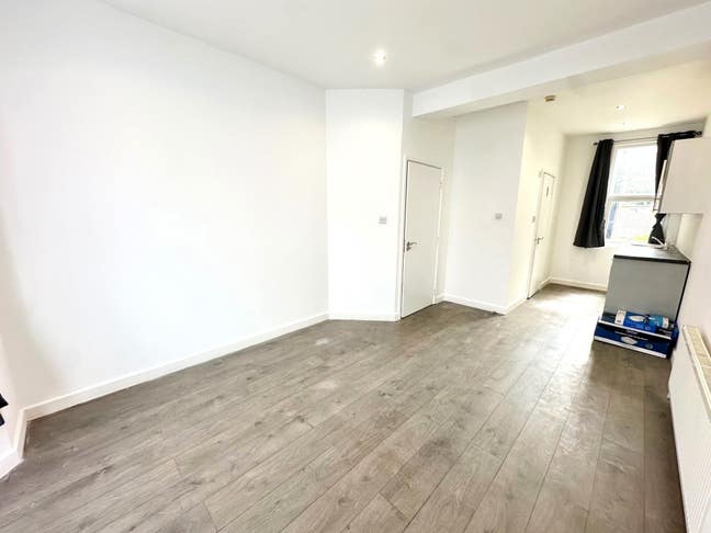 ***Lovely Studio Bedsit Available In Enfield*** Main Photo