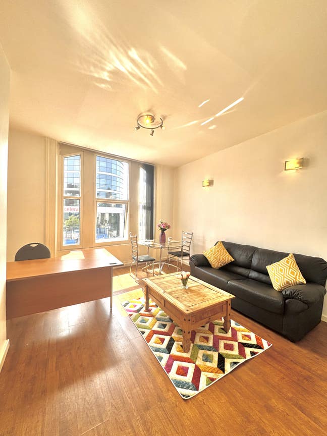 Beautiful one-bedroom apartment on Prescot Street Main Photo