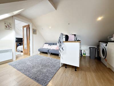 One Bedroom Flat 1 Min Walk to Iver Station Main Photo