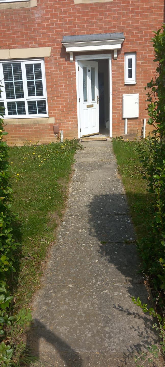 Modern Single room available for rent (unfurnished Main Photo
