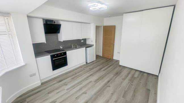Spacious Studio in Renovated House in Edgware Main Photo