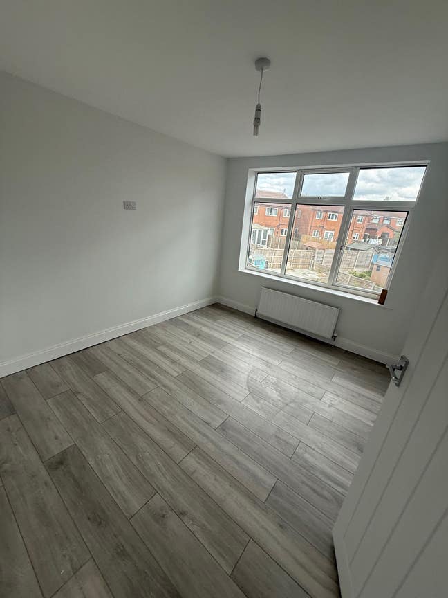 Brand new renovated house Double Rooms Available  Main Photo