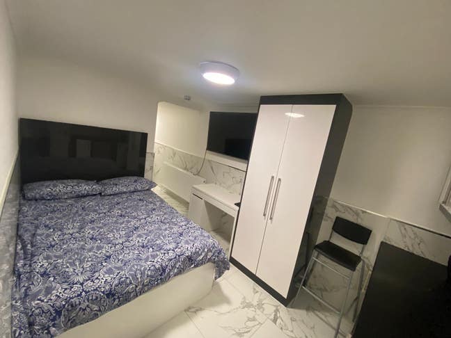 Sharing Double bed room available  Main Photo