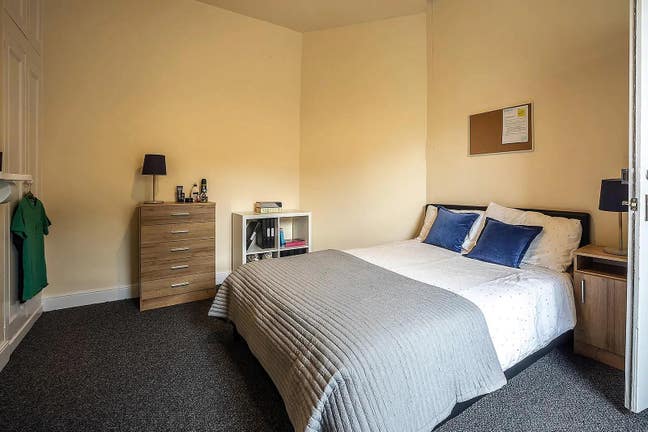 One room available in 5 bed house share. Main Photo