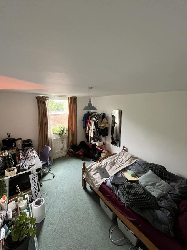 Spacious double room in a 3-bedroom flat  Main Photo