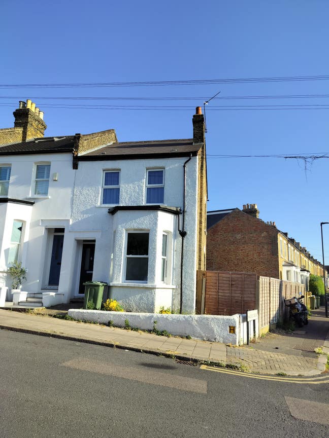 2 rooms to let in bright 3 bed house bills inc Main Photo