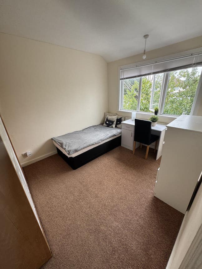 Single Room To Rent, Tolworth Main Photo