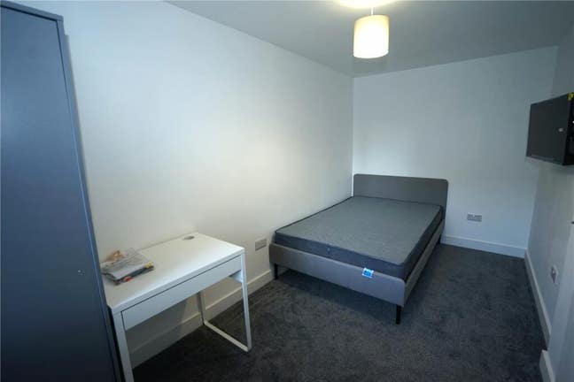 Quality Rooms Easy Access To Hospitals BS34  Main Photo