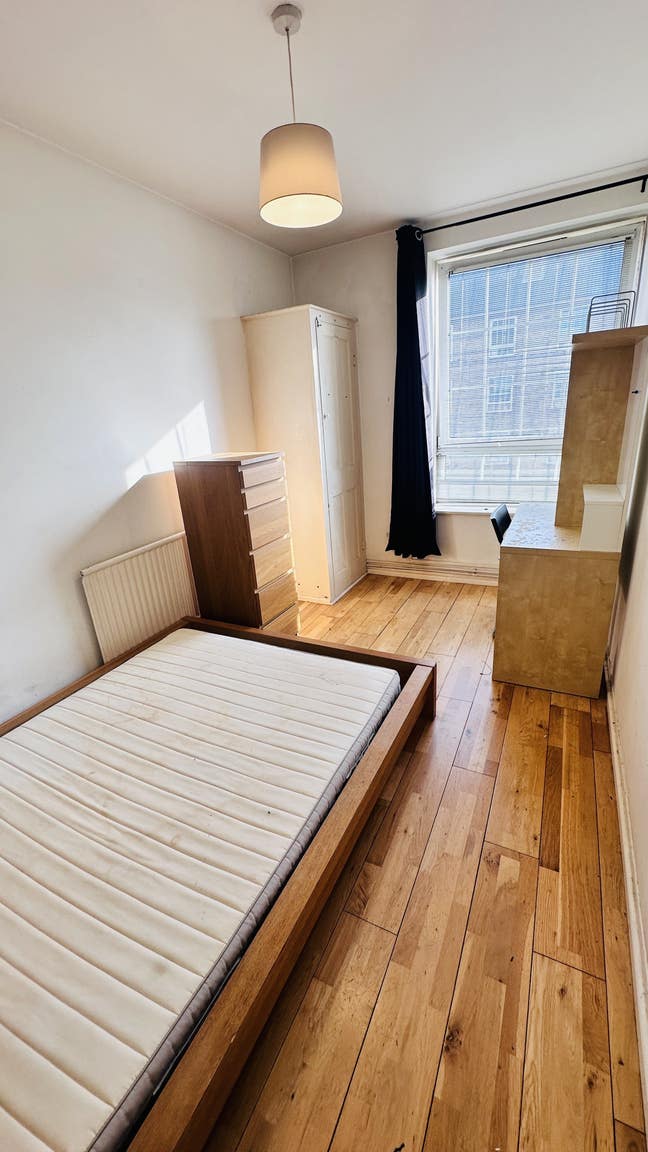 5 min to Poplar DLR 🚂 |Nice DBL Room | Bills Incl Main Photo