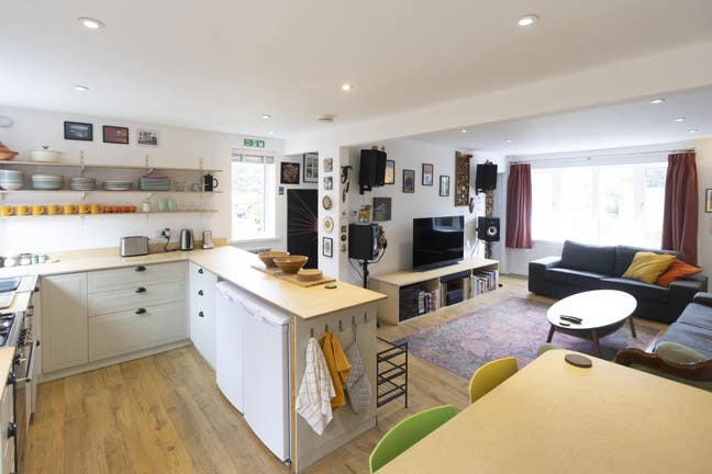 2 Double rooms for postgrads in bright house Main Photo