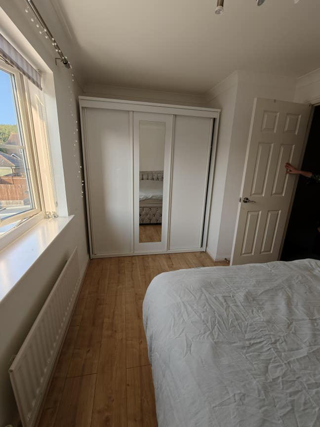 Double Bedroom with Private Bathroom – Available f Main Photo