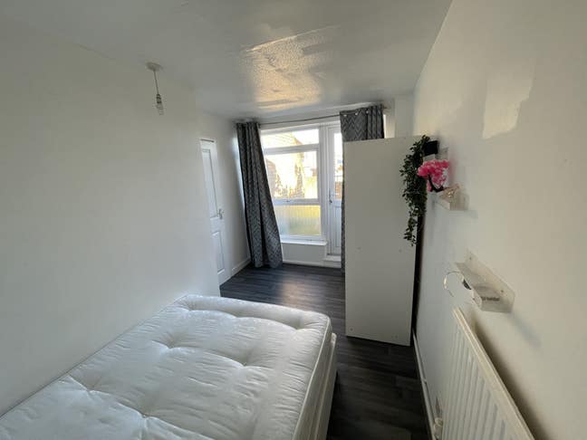 Newly refurbed double room - Hackney Main Photo