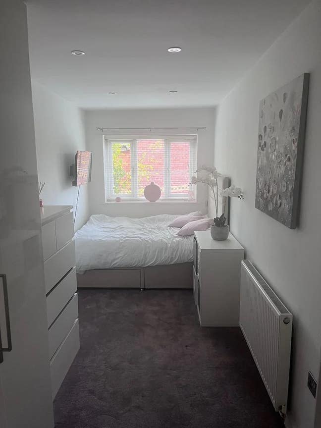 Ensuite Room to Let in Dukinfield, SK16  Main Photo
