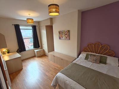 ✨ Recently Refurbed Professional Rooms Headingley  Main Photo