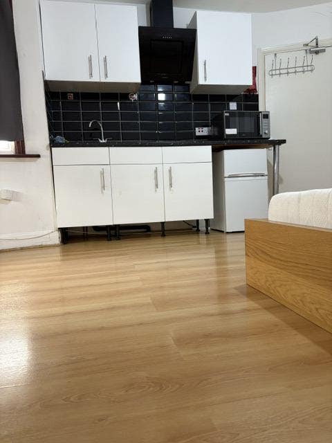 Large Studio Including Bills-Fitted Kitchen,Own Ba Main Photo