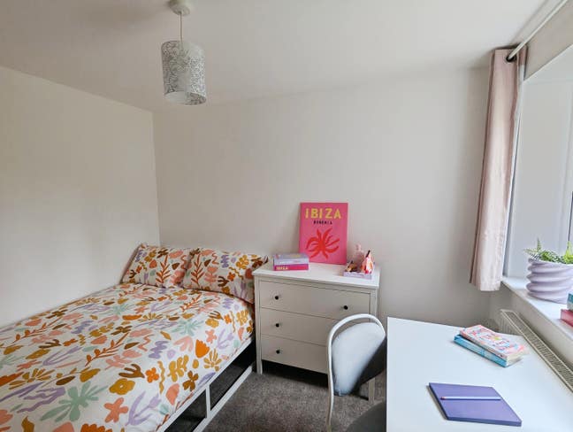 Lovely Double Room in Friendly Hales Place Propert Main Photo