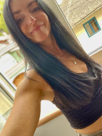 Professional Female seeks a studio/double room Main Photo