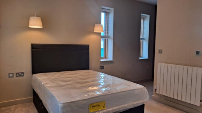 Luxurious ensuite on modern house by Brentford St Main Photo