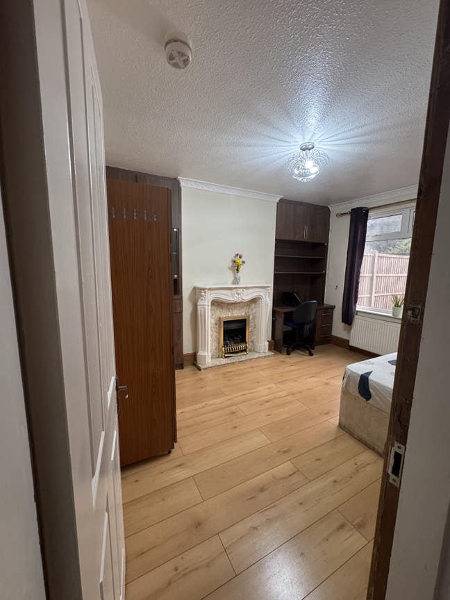 Spacious Double Room Available – Friendly Home Main Photo